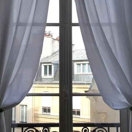 Quartier Champs-elysees Bed & Breakfast 4*