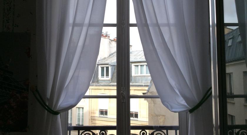 Quartier Champs-elysees Bed & Breakfast 4*